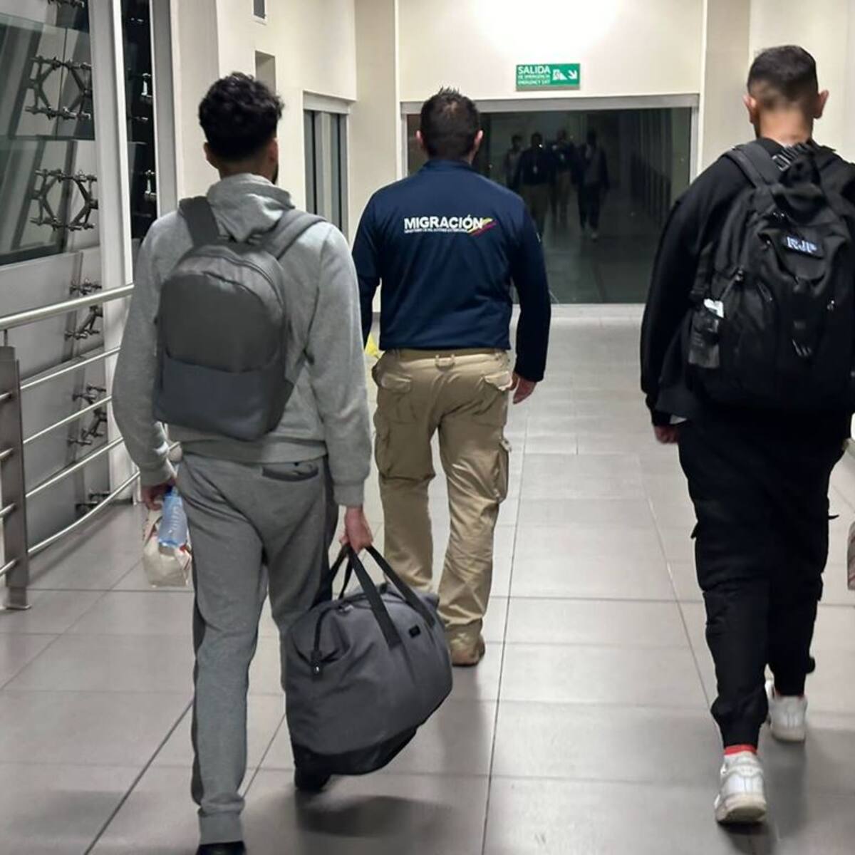 Migración expulsó a dos británicos por bromear con cargar bomba en el aeropuerto El Dorado