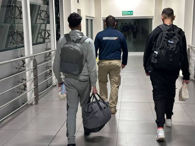 Migración expulsó a dos británicos por bromear con cargar bomba en el aeropuerto El Dorado