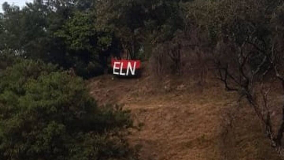 Hallan bandera del ELN en el Cerro Nutibara de Medellín