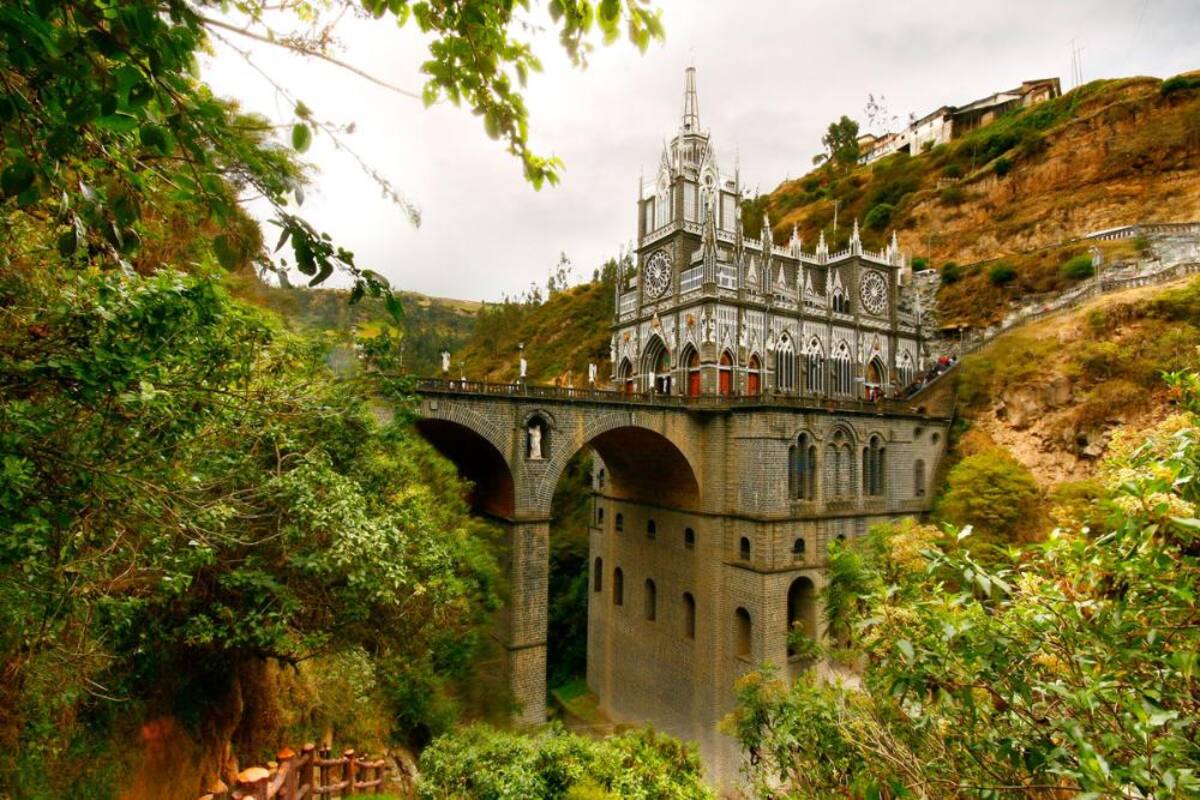 A finales del siglo XVIII sucedió el "milagro de Dios sobre el abismo" en Ipiales, Nariño, donde se apareció la Virgen del Rosario. Su estilo arquitectónico gótico en medio de un abismo llama la atención de turistas y peregrinos de todo el mundo.