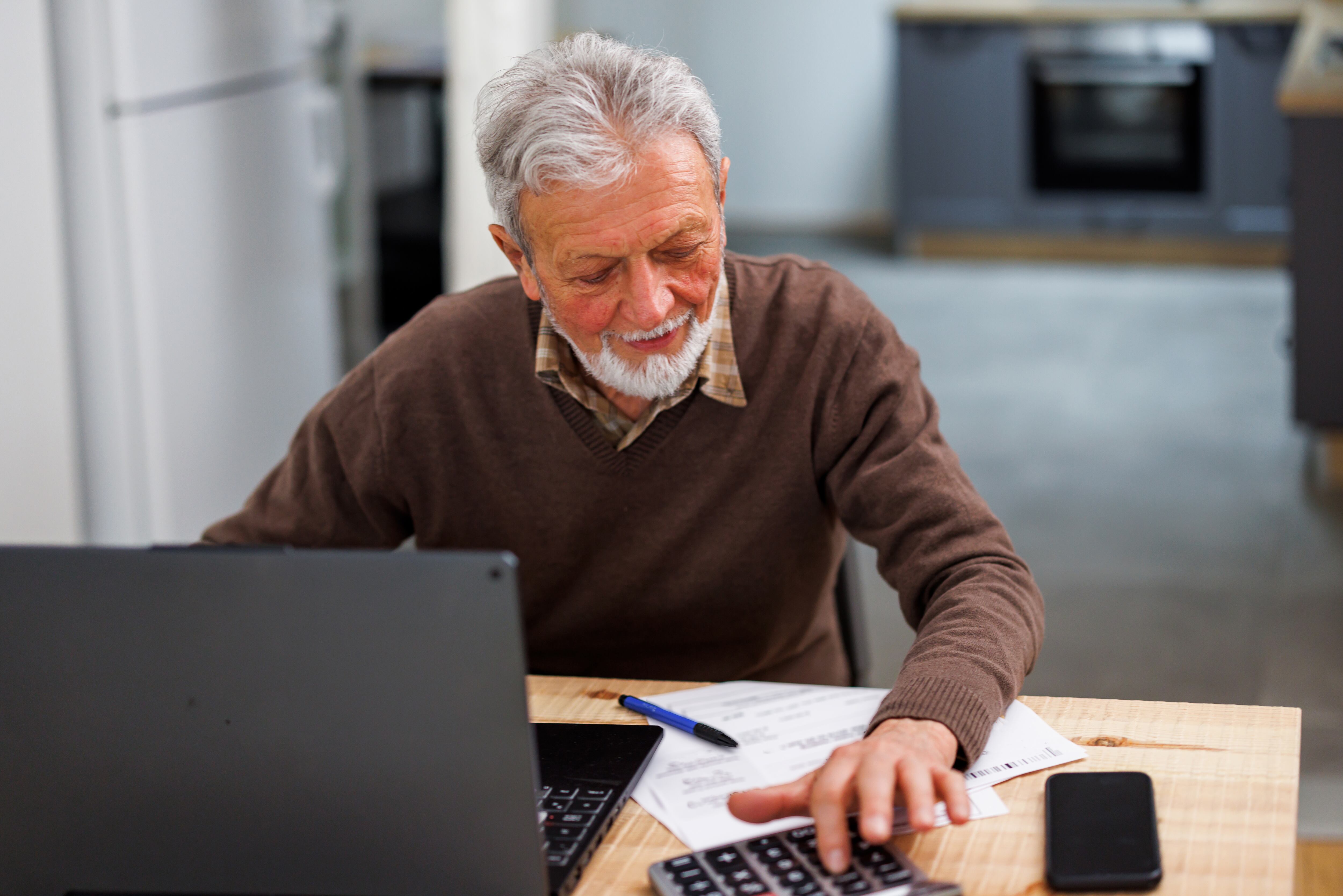 Hombre adulto gestionando sus finanzas (Foto vía Getty Images))