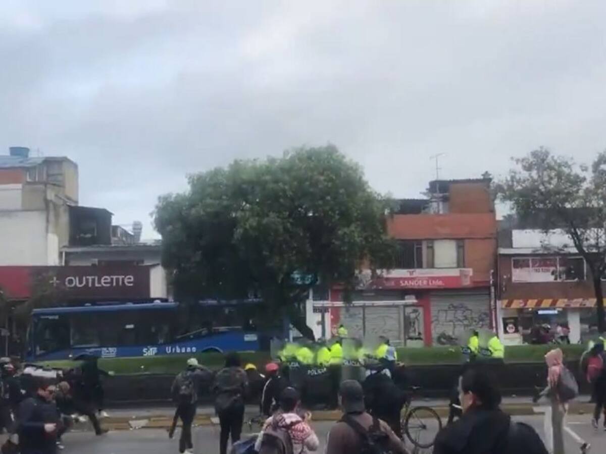 (VIDEO) A piedra atacan encapuchados a policías en Suba