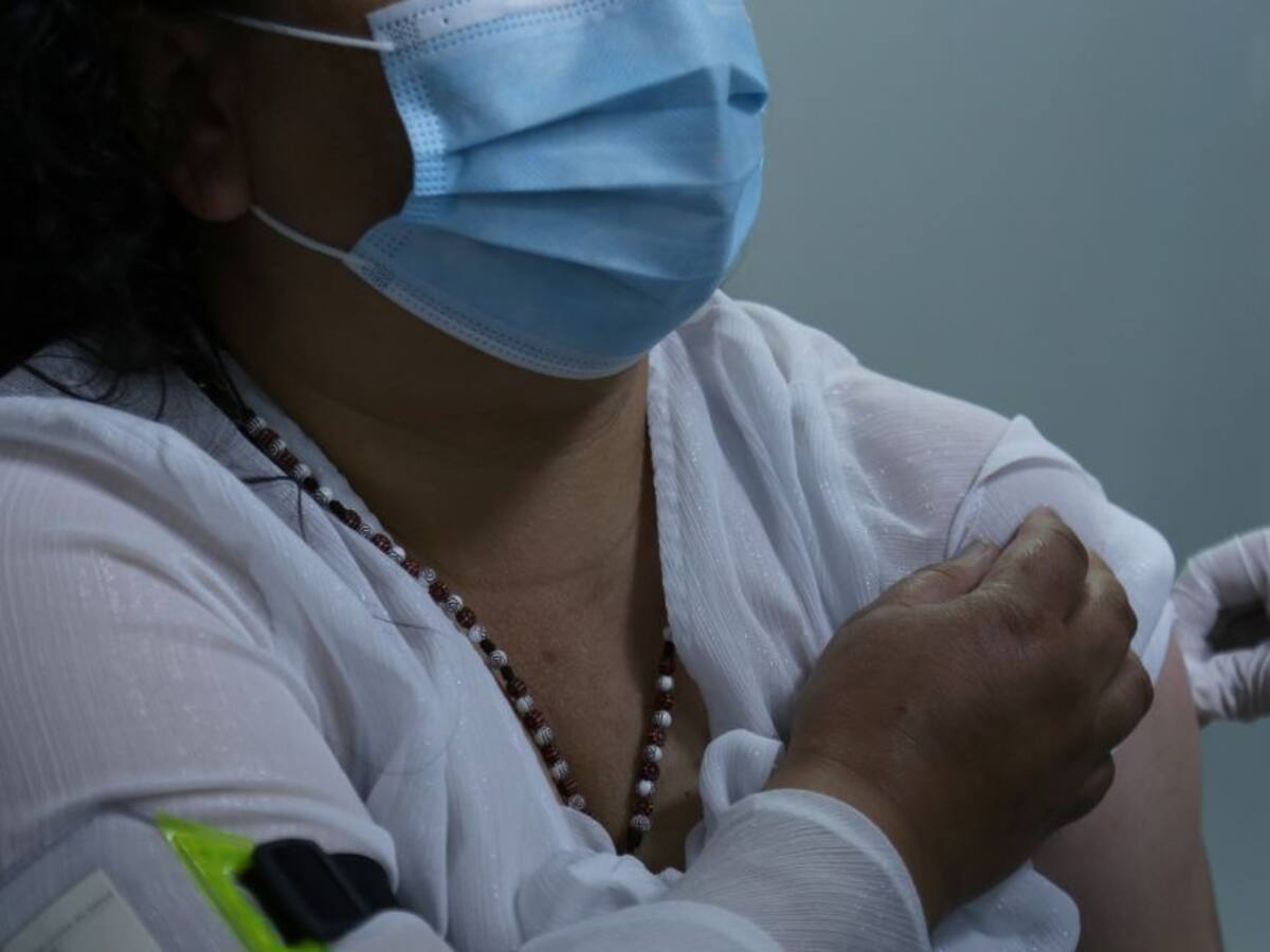 Colombia iniciará vacunación en profesionales de la salud de otras etapas
