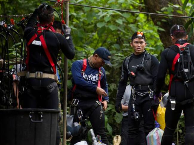 Buzos de rescate en Tailandia