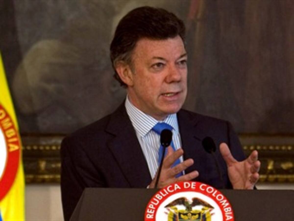 Santos niega que esté entregando casas para buscar la reelección