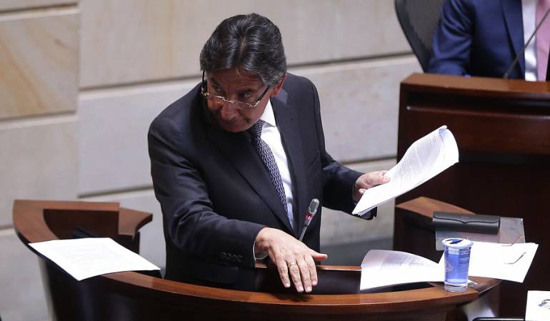 El fiscal Néstor Humberto Martínez ha cuestionado que los funcionarios judiciales resulten implicados en escándalos.