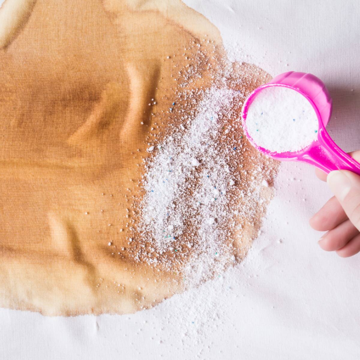 Este es el truco más efectivo para eliminar el óxido de la ropa