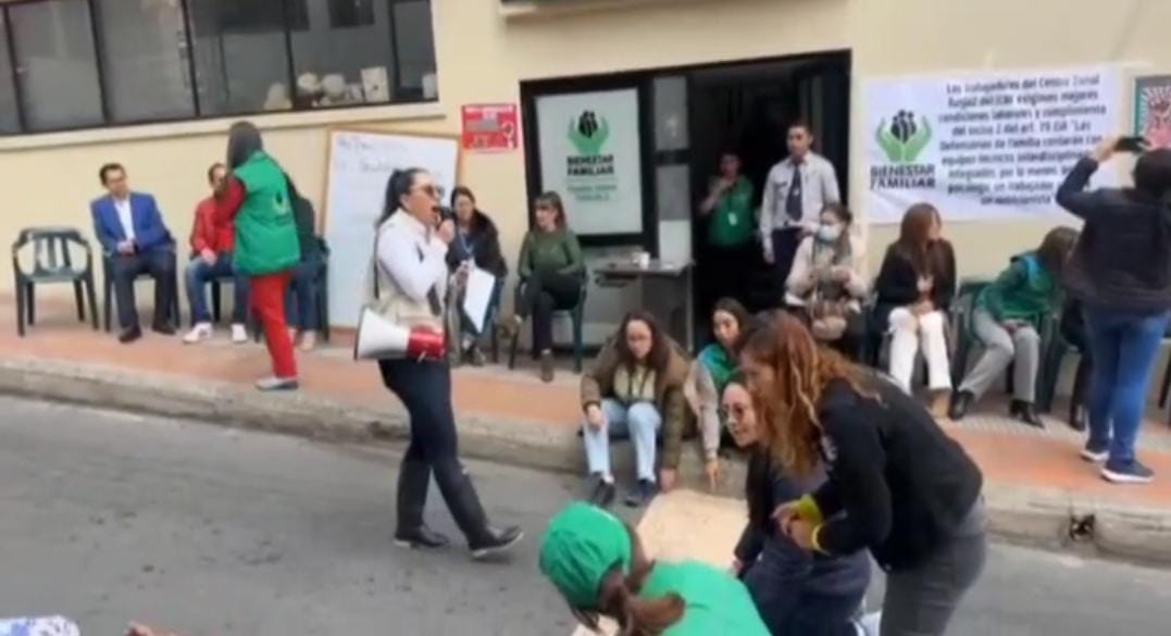 Funcionarios del ICBF en Tunja decidieron bloquear la vía en la sede del Centro Zonal 2 de la capital boyacense, pidiendo mejores condiciones laborales / Foto. Suministrada.