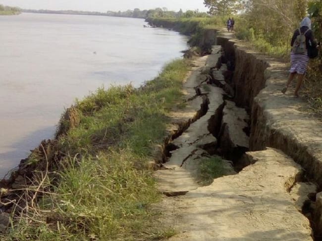 La disminución del caudal por la crisis de Hidroituango provoca grietas con las que el río se podría desbordar, cuando lleguen las lluvias.