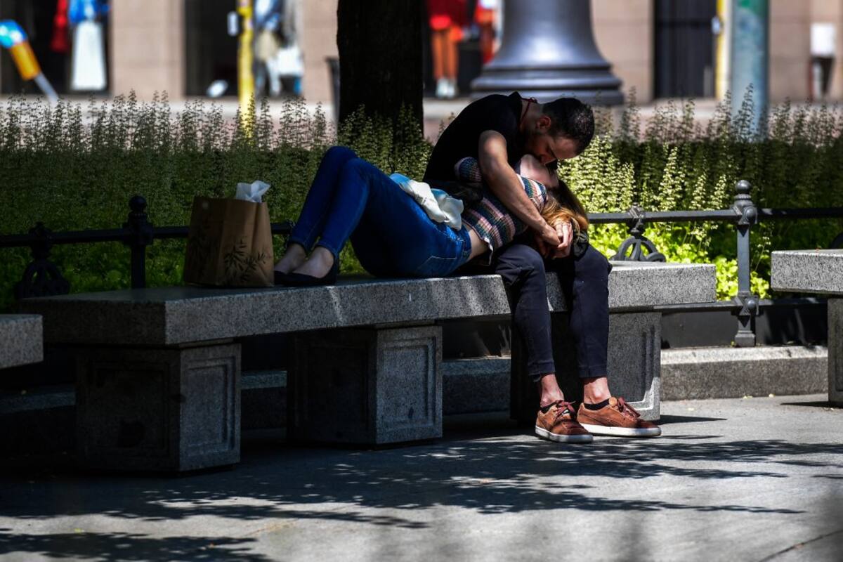 Un pareja se besa en Milán mientras Italia comienza a aliviar su bloqueo, durante el bloqueo del país destinado a frenar la propagación de la infección por Covid-19.