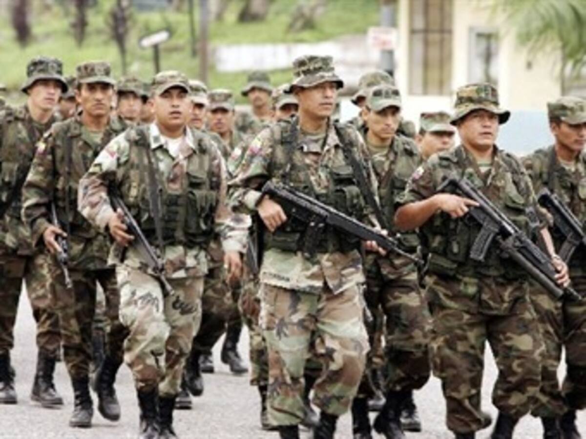 Militares ecuatorianos realizan operativo a gran escala en frontera con Colombia