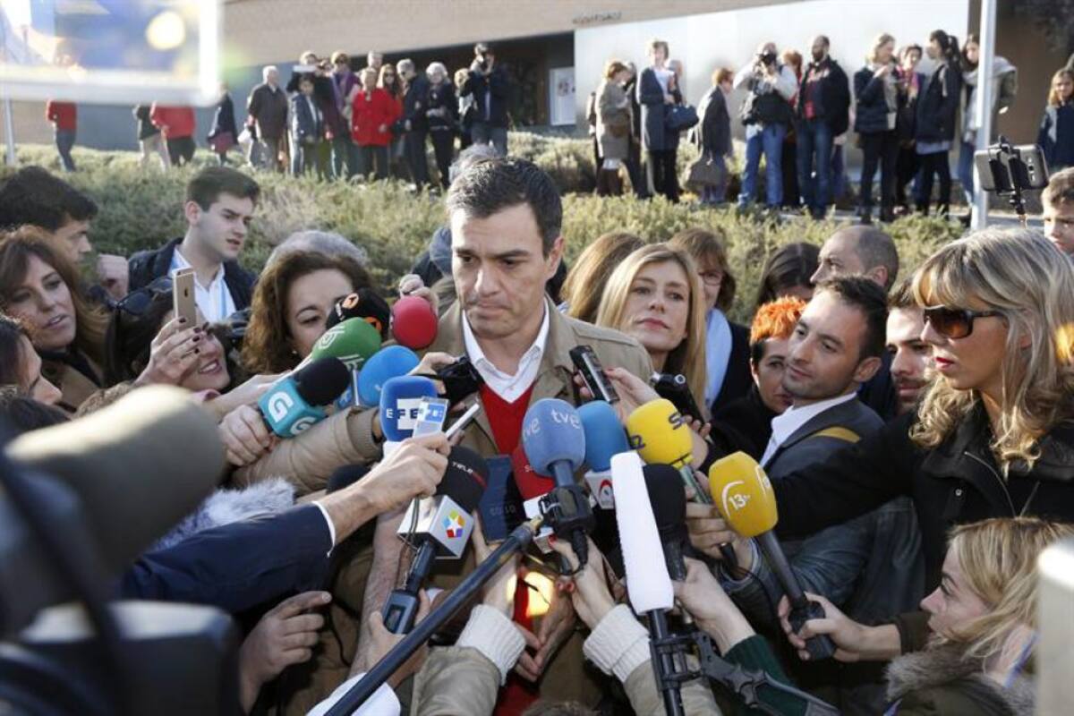 El presidente del Gobierno español, Mariano Rajoy, animó hoy a todos los españoles a votar porque "es el acto más democrático de todos". El líder socialista, Pedro Sánchez, dice que hoy es "una jornada histórica" en la que "huele a cambio".