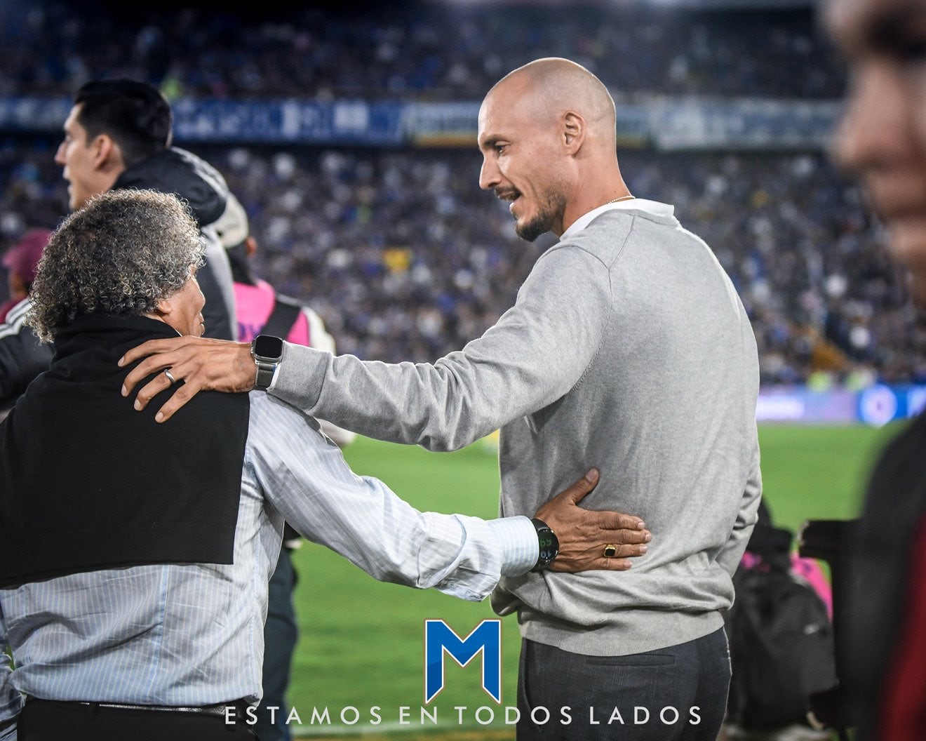 Alberto Gamer y David González se saludan durante un partido de Liga / Nicolás Delgadillo, Mundo Millos.