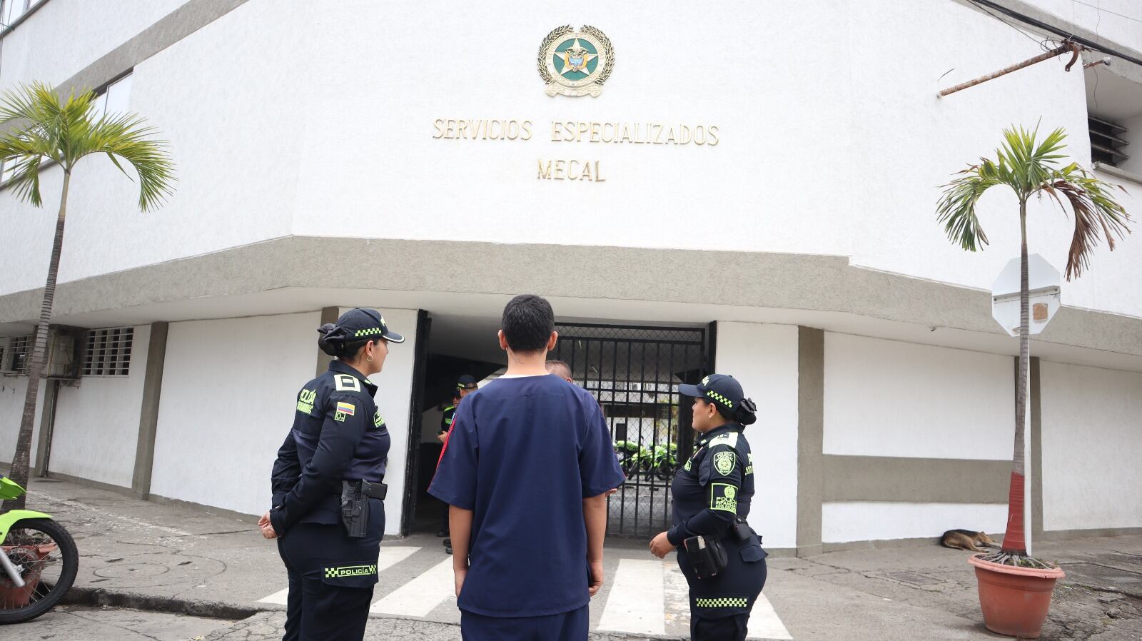 Padre llevó a su hijo menor de edad a responder por ataque a bus del MÍO en Cali.
