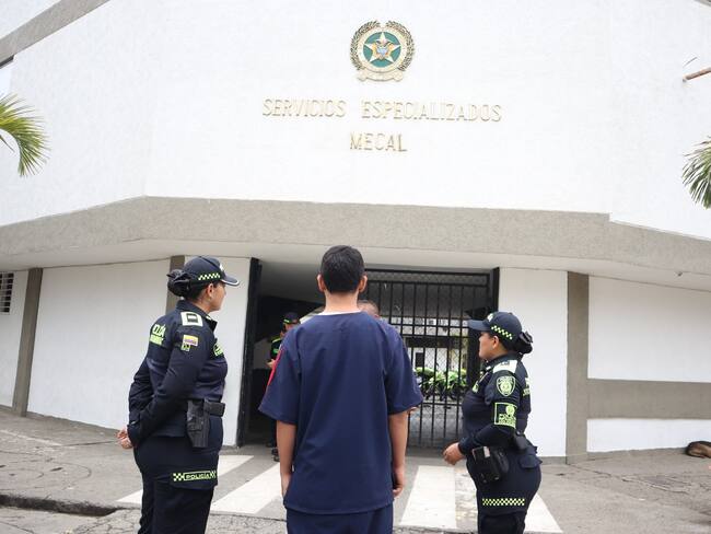 Padre llevó a su hijo menor de edad a responder por ataque a bus del MÍO en Cali.