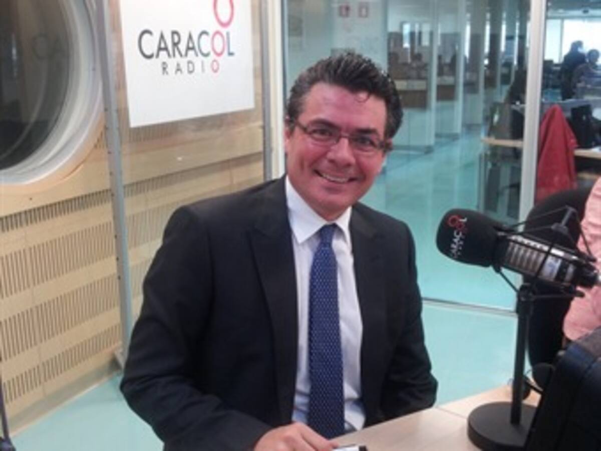 Por salud, diariamente el ministro Alejandro Gaviria sube 23 pisos a pie