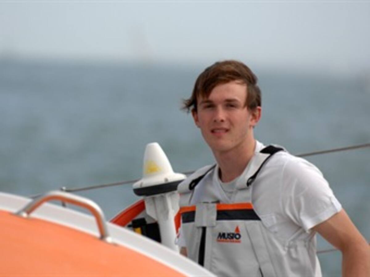 Mike Perham, con 17 años, culminó su vuelta al mundo en barco