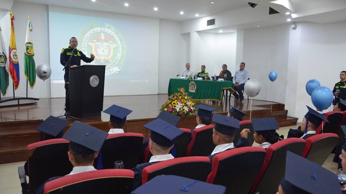 48 policías auxiliares culminaron sus estudios de bachillerato en Antioquia