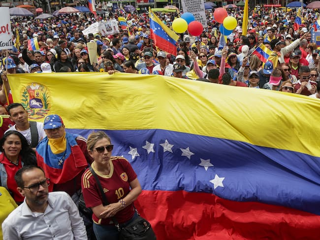 Bogotá. Enero 09 de 2025.Ciudadanos venezolanos en Bogotá realizan un plantón pacífico en la Plaza de Lourdes para rechazar la posesión presidencial de Nicolás Maduro, prevista para mañana en Venezuela. Con pancartas y banderas, expresan su respaldo a Edmundo González.
La ex presidenta de Colombia Martha Lucía Ramírez se unió al plantón en muestra de apoyo. (Colprensa - Catalina Olaya)