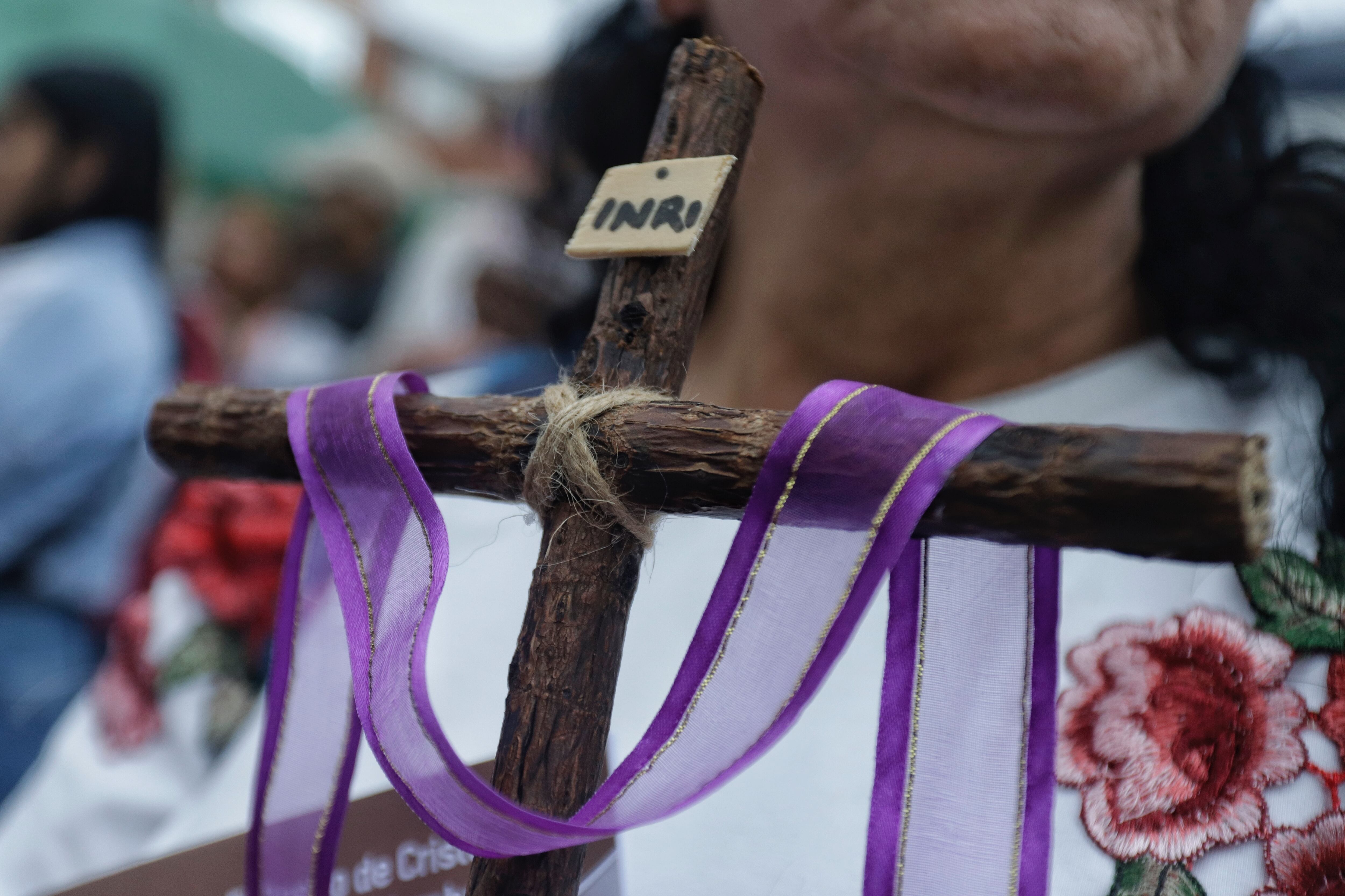 Mujer en viacrucis de Ciudad Bolívar durante la Semana Santa del 2023 (Colprensa)