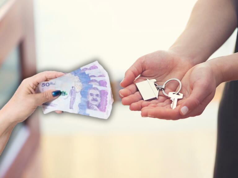 Persona entregando dinero colombiano a otra persona, mientras que esta le entrega las llaves de una casa (Fotos vía Getty Images)
