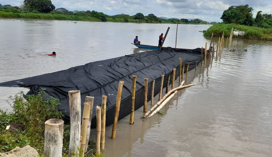 La situación se presenta en el jarillón Los Cafiros, el cual podría generar afectaciones a unas dos mil familias de la población