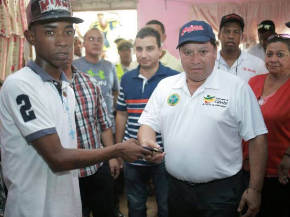 Jóvenes de San Francisco entregan armas al alcalde Manolo