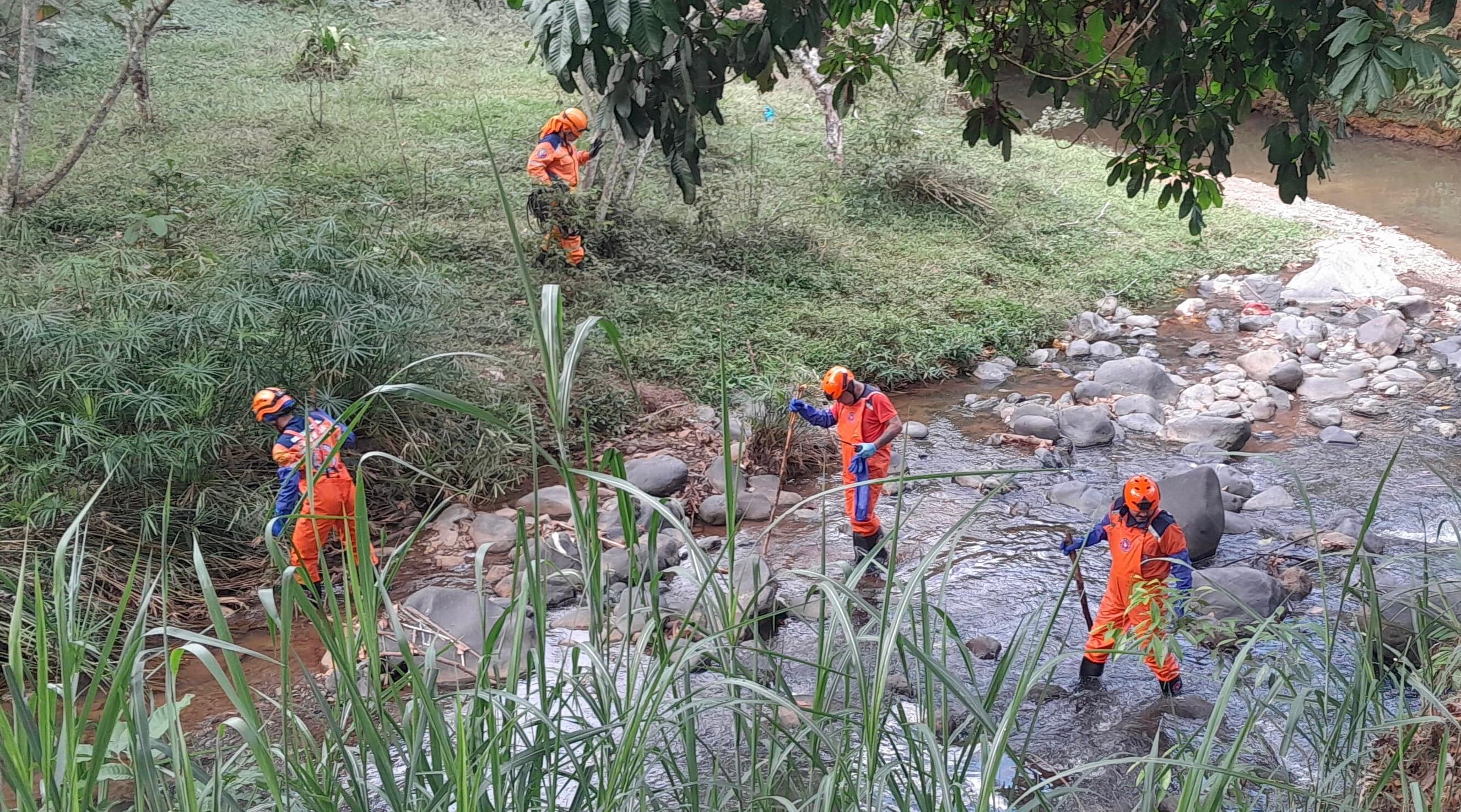 Organismos de socorro adelantan operación rastrillo en zonas aledañas al río Meléndez.