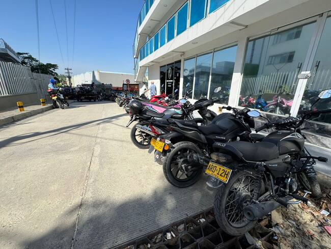 50 motos inmovilizadas en operativo contra el mal parqueo en el edificio NewPort