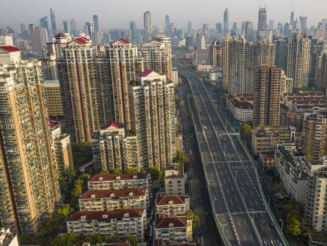Shanghái flexibiliza restricciones del confinamiento por COVID-19