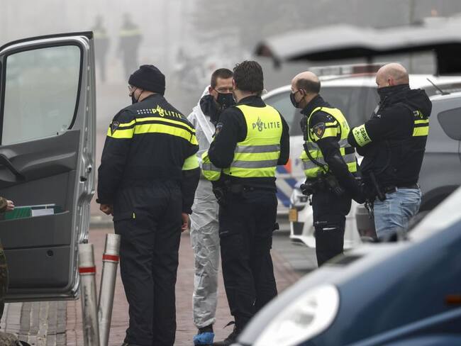 Agentes de policía se paran en una calle después de que ocurrió una explosión cerca de un centro de pruebas Covid-19, rompiendo ventanas pero sin causar lesiones aparentes, en Bovenkarspel, Países Bajos