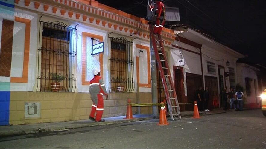 La Policía Nacional reportó la detonación de un artefacto explosivo que fue lanzado contra un restaurante. Foto: Erika Rebolledo (W Radio)