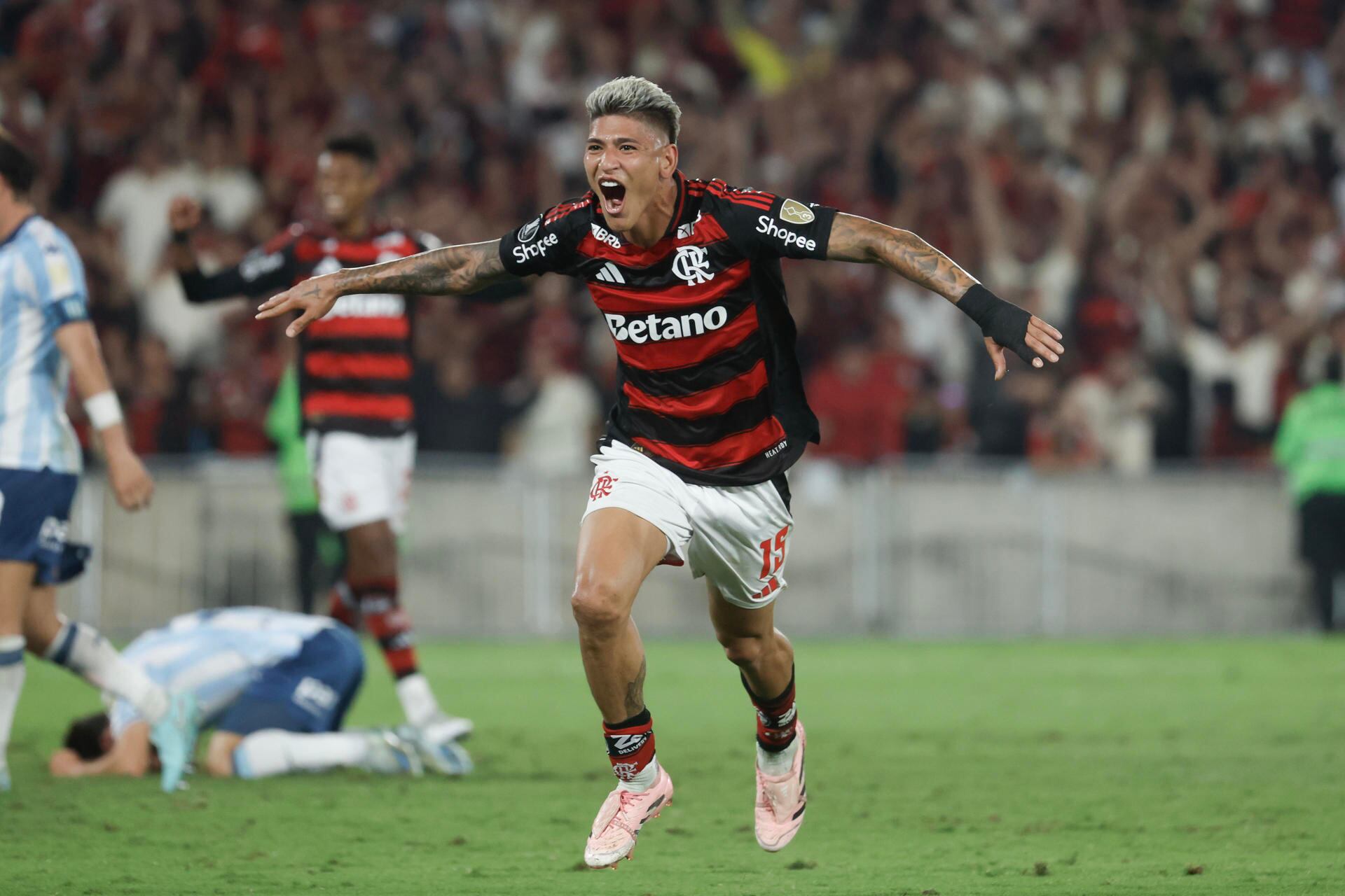 AMDEP7464. RÍO DE JANEIRO (BRASIL), 22/10/2025.- Jorge Carrascal de Flamengo celebra un gol este miércoles, en el partido de ida de la semifinal de la Copa Libertadores entre Flamengo y Racing Club en el estadio Maracaná, en Rio de Janeiro (Brasil). EFE/ Antonio Lacerda