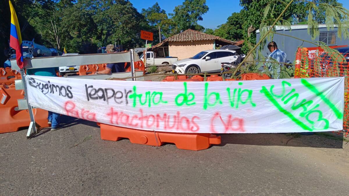 Continúa el bloqueo en la vía Bucaramanga - Barrancabermeja