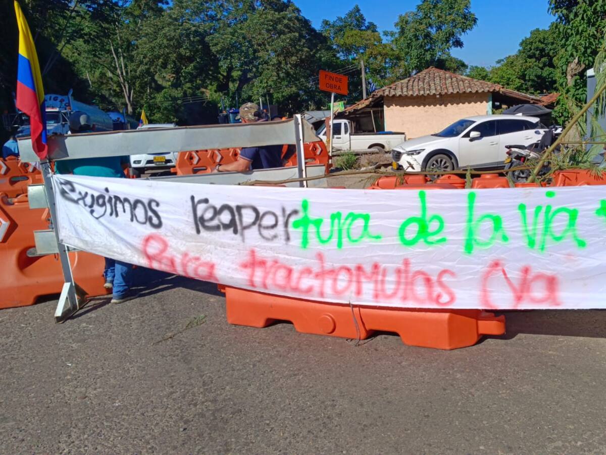 Continúa el bloqueo en la vía Bucaramanga - Barrancabermeja