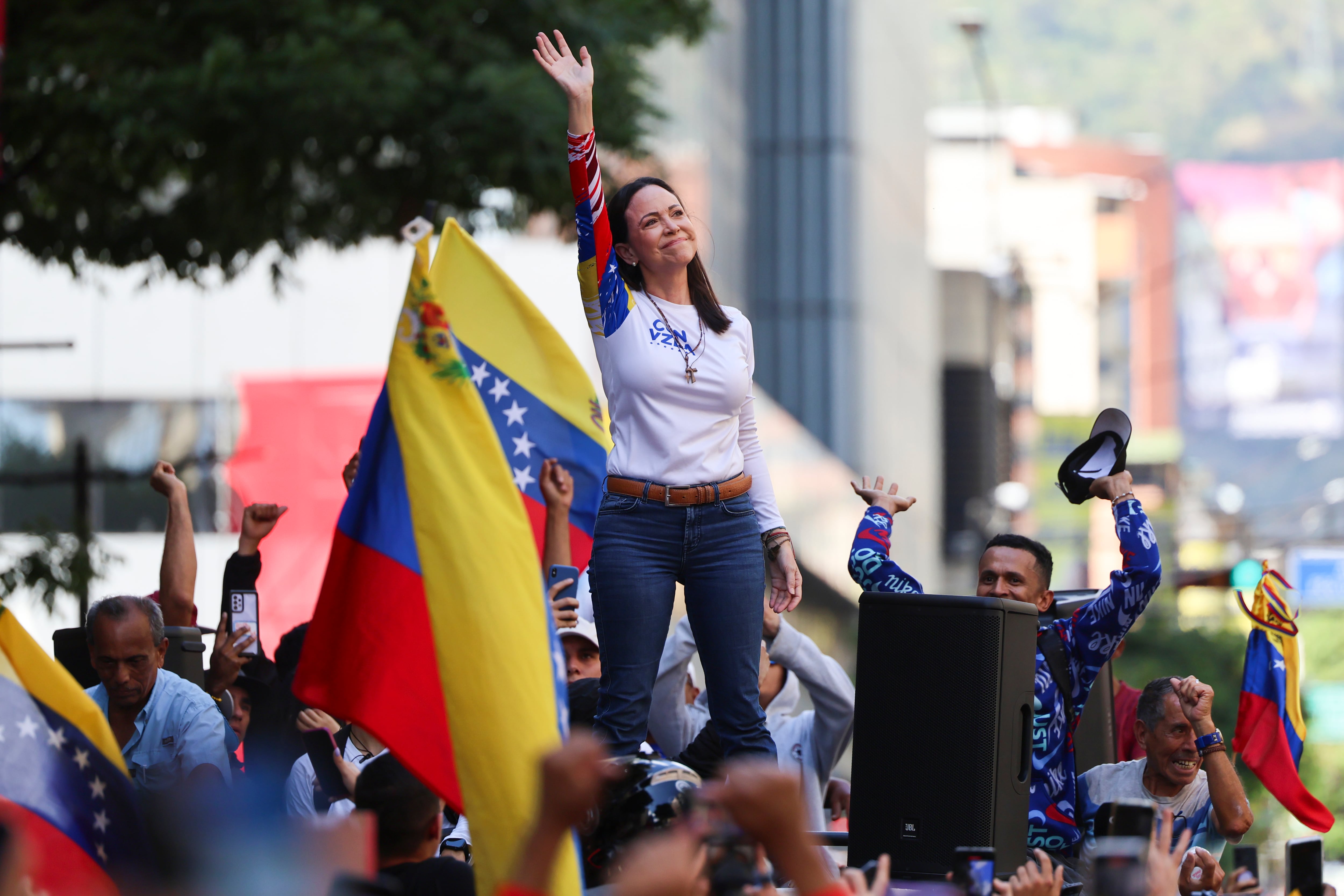 AME9799. CARACAS (VENEZUELA), 09/01/2025.- La líder antichavista María Corina Machado pronuncia un discurso este jueves, en una manifestación en Caracas (Venezuela). Machado expresó, cuando salió de la clandestinidad para participar en una protesta en Caracas, que Venezuela "superó el miedo" al estar en las calles para -aseguró- defender el reclamado triunfo de Edmundo González Urrutia en las elecciones del pasado julio, en las que Nicolás Maduro fue proclamado ganador por el organismo comicial. EFE/ Miguel Gutiérrez