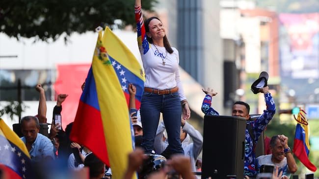 AME9799. CARACAS (VENEZUELA), 09/01/2025.- La líder antichavista María Corina Machado pronuncia un discurso este jueves, en una manifestación en Caracas (Venezuela). Machado expresó, cuando salió de la clandestinidad para participar en una protesta en Caracas, que Venezuela "superó el miedo" al estar en las calles para -aseguró- defender el reclamado triunfo de Edmundo González Urrutia en las elecciones del pasado julio, en las que Nicolás Maduro fue proclamado ganador por el organismo comicial. EFE/ Miguel Gutiérrez