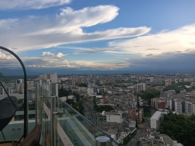 Los hermosos atardeceres en Armenia desde el piso 17 del hotel Mocawa. Foto: Adrián Trejos