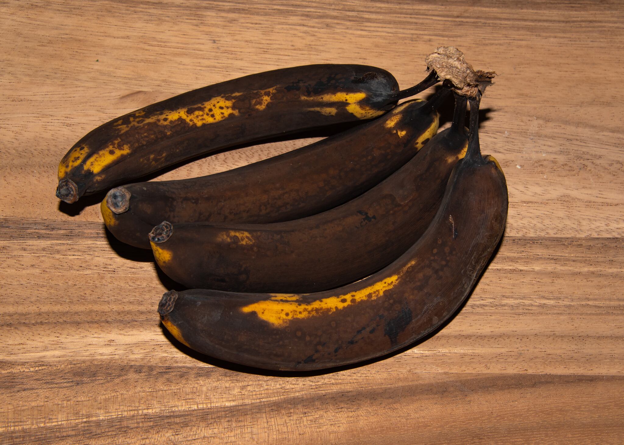 Plátanos negros sobre una mesa / cortesía: Getty