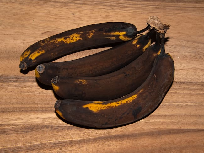 Plátanos negros sobre una mesa / cortesía: Getty