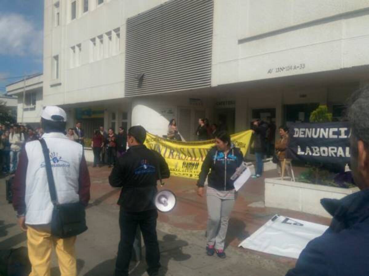 Empleados de Saludcoop realizan marcha en pro de los derechos de los trabajadores de la entidad