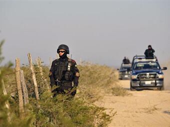 Foto: Efe. Militares y policías patrullan el sitio donde se hallaron los cadáveres