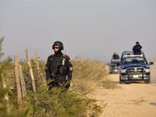Foto: Efe. Militares y policías patrullan el sitio donde se hallaron los cadáveres