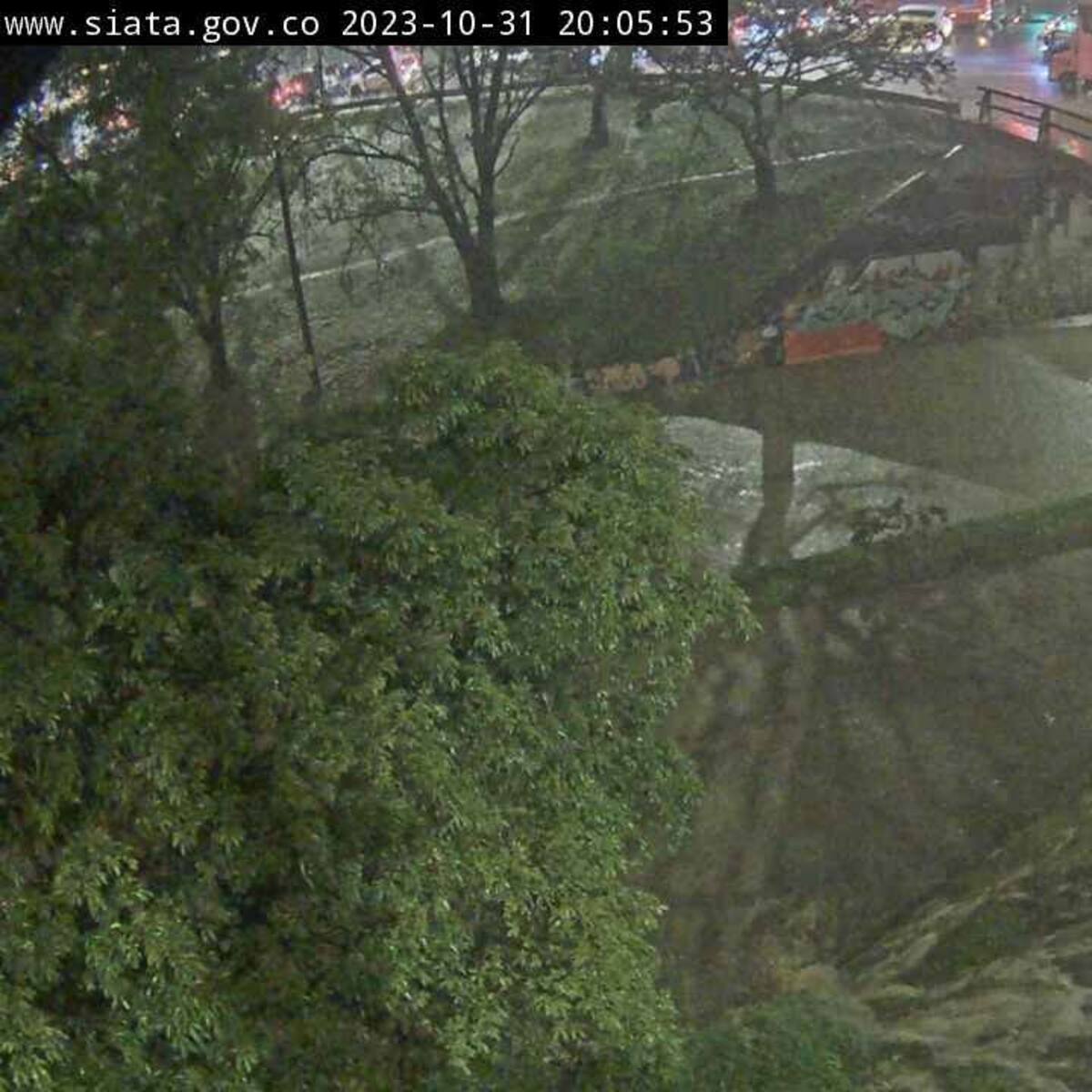 Esta noche y por las fuertes lluvias se reportaron inundaciones en Medellín