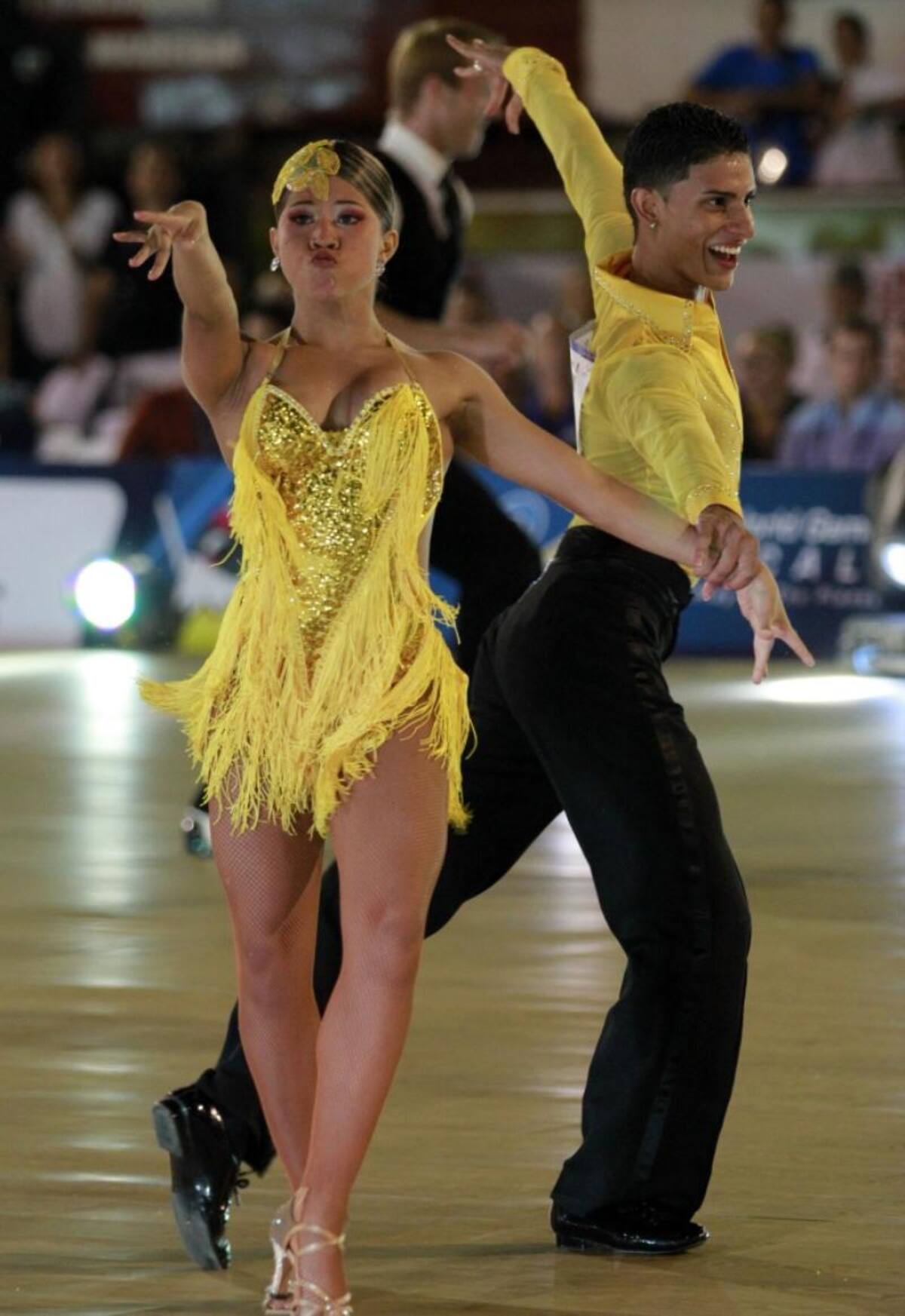 Los bailarines demostraron su experticia en la salsa.