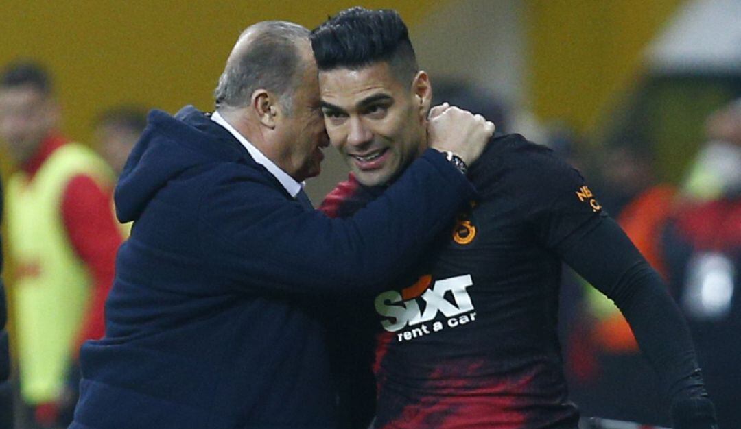 Falcao festeja junto al técnico Fatih Terim su más reciente anotación con el Galatasaray.