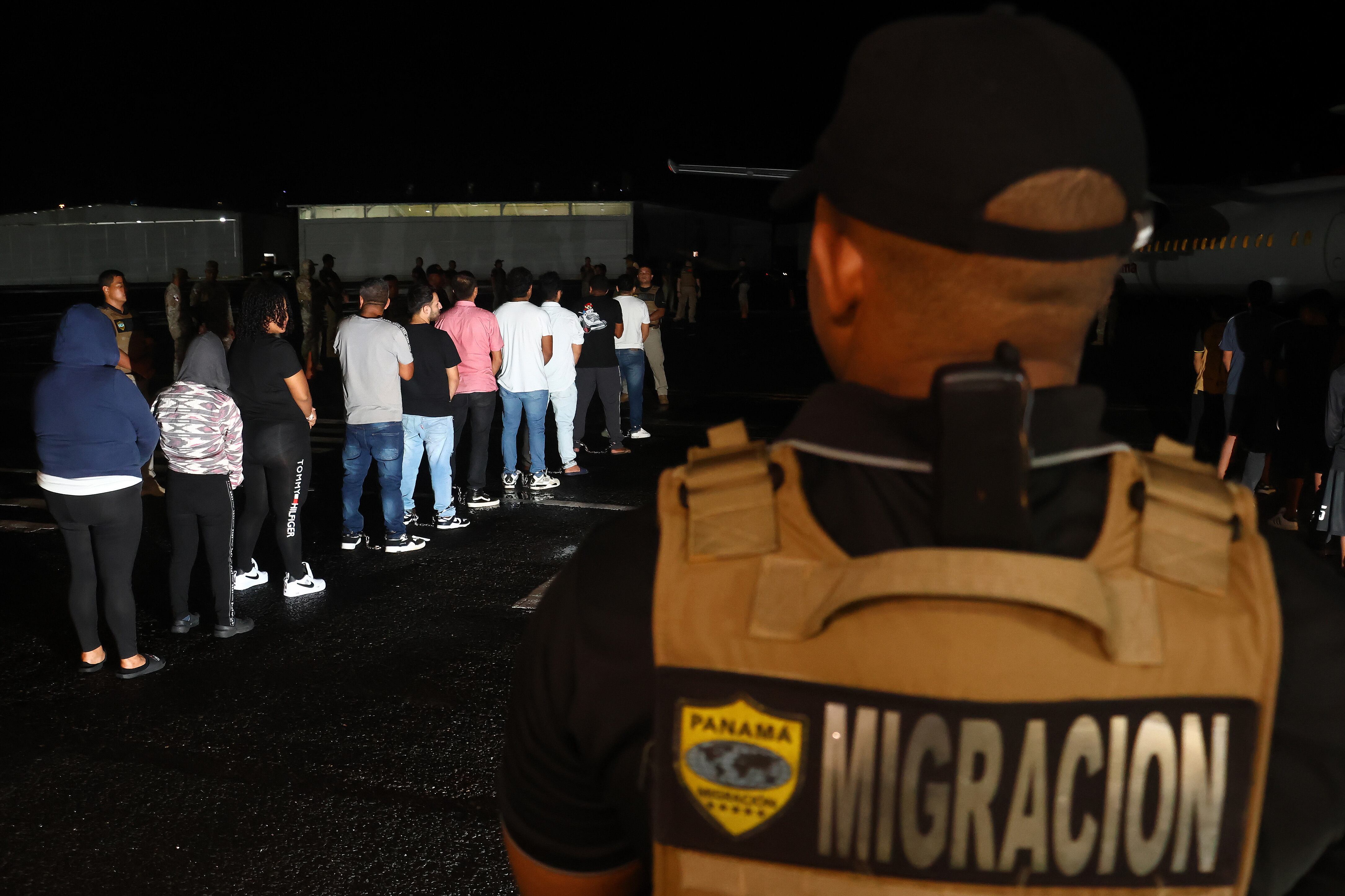 Ciudadanos de nacionalidad ecuatoriana son deportados desde el Aeropuerto Marcos A. Gelabert, en el lado Pacífico del canal de Panamá (Panamá), con destino a la ciudad portuaria de Manta en Ecuador.  
EFE/Gabriel Rodríguez