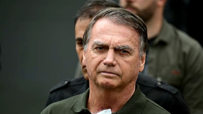 (FILES) Former Brazilian President (2019-2022) Jair Bolsonaro leaves the DF Star hospital in Brasilia on September 14, 2025, after undergoing a series of medical examinations, as he remains under house arrest. Former Brazilian president Jair Bolsonaro's lawyers on October 27, 2025, filed an appeal against his 27-year prison sentence for a botched coup bid after his 2022 election loss. (Photo by Pablo PORCIUNCULA / AFP)