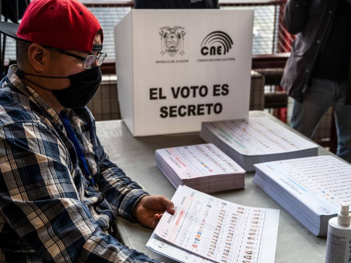 Ecuador inicia votaciones de segunda vuelta presidencial con presos