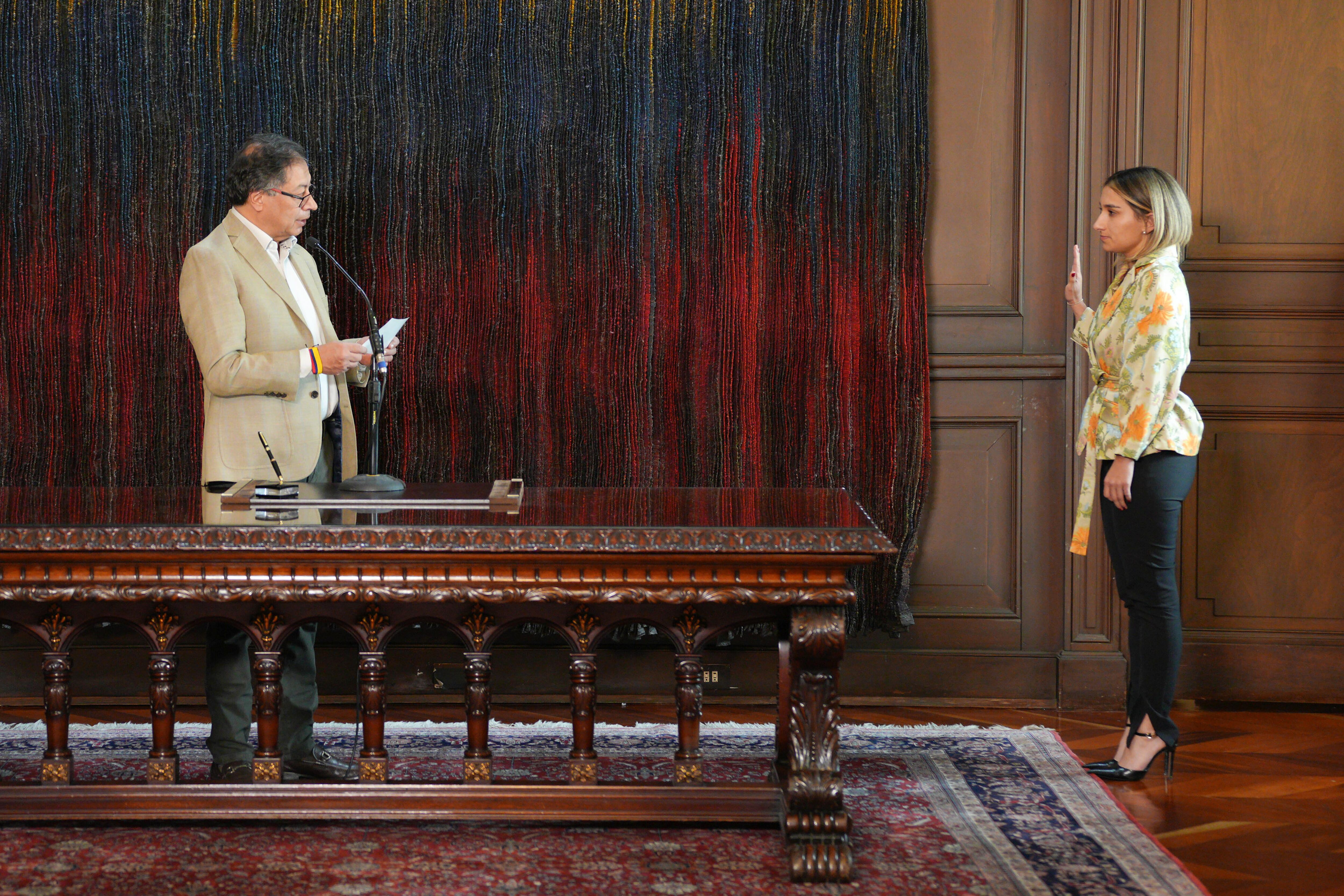 AME1748. BOGOTÁ (COLOMBIA), 23/02/2024.- Fotografía cedida por la Presidencia de Colombia que muestra al mandatario colombiano, Gustavo Petro (i), mientras toma el juramento a Laura Sarabia (d) cómo directora del Departamento Administrativo de la Presidencia de la República, este viernes, en Bogotá (Colombia). Laura Sarabia vuelve a su puesto de mano derecha del presidente Petro, al ser posesionada este viernes como directora del Departamento Administrativo de la Presidencia de la República (Dapre), siete meses después de su renuncia por el caso del robo de un maletín con dinero en su casa que suscitó la primera gran crisis para el mandatario. EFE/ Presidencia de Colombia SÓLO USO EDITORIAL/SÓLO DISPONIBLE PARA ILUSTRAR LA NOTICIA QUE ACOMPAÑA (CRÉDITO OBLIGATORIO)